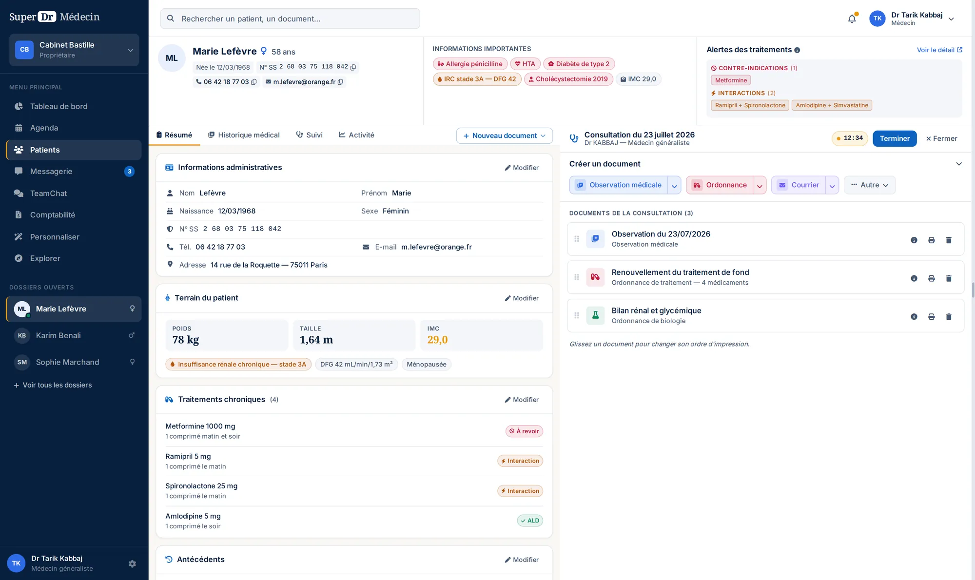 Interface de SuperDr Médecin : le dossier de Marie Lefèvre ouvert en consultation — informations administratives, terrain du patient, traitements chroniques, et le panneau de consultation avec la création de documents.