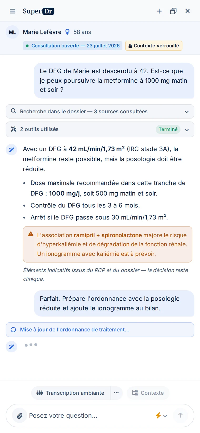 Assistant IA de SuperDr : il analyse le DFG de la patiente, recommande de réduire la posologie de metformine et signale l'interaction ramipril + spironolactone.