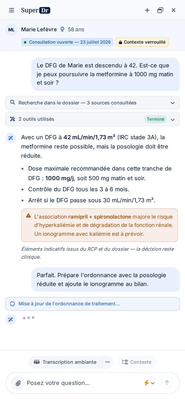 Panneau de l'assistant IA de SuperDr Médecin : le médecin demande s'il peut poursuivre la metformine avec un DFG à 42 ; l'assistant recommande de réduire la posologie et signale l'interaction ramipril + spironolactone.